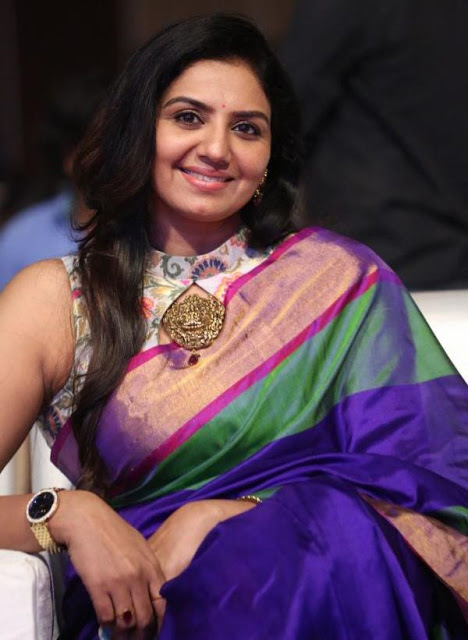 Gorgeous Tamil Actress Neelya Bhavani Photos In Sleeveless Blue Saree 2